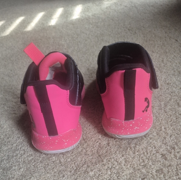 Girls Black and Pink Basketball Shoes - Picture 4 of 5